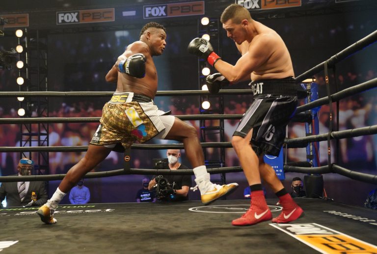 Luis “King Kong” Ortiz EASILY KNOCKS OUT Alexander Flores in 45 Seconds – Boxing News